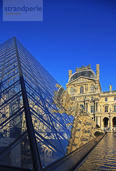 Pyramide des Louvre  Paris  Frankreich  Europa