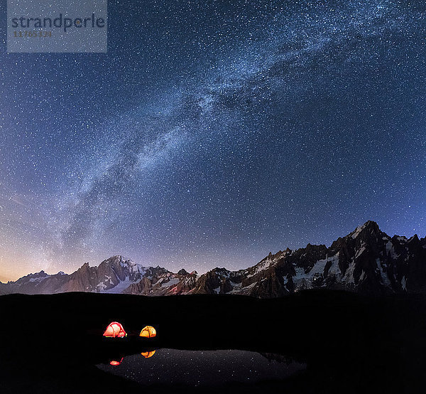 Panorama des Mont Blanc  Mont De La Saxe und Grand Jorasses unter dem Sternenhimmel  Graue Alpen  Courmayeur  Aostatal  Italien  Europa