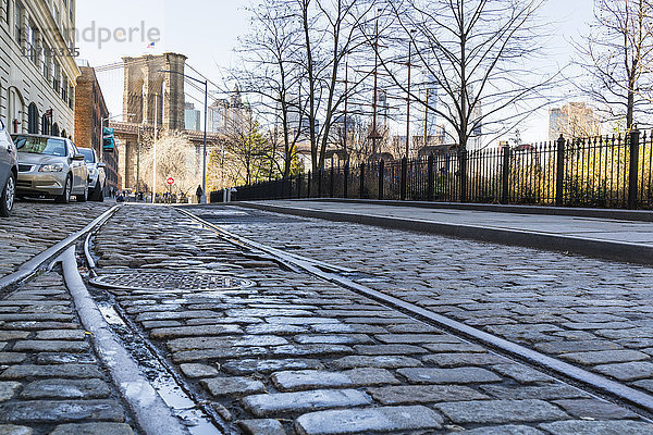 Alte Eisenbahnschienen und gepflasterte Straße im historischen Bezirk Dumbo  Brooklyn  New York City  Vereinigte Staaten von Amerika  Nordamerika