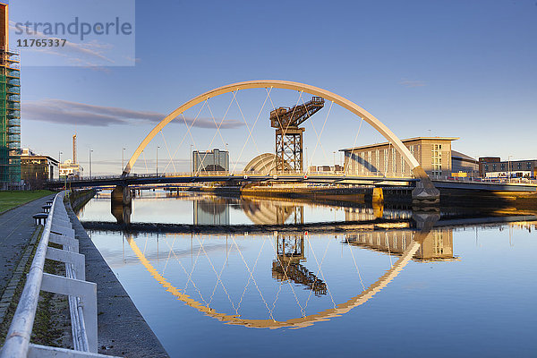 Die Clyde Arc Bridge (Squinty Bridge)  Glasgow  Schottland  Vereinigtes Königreich  Europa
