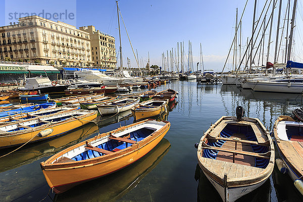 Yachten und bunte Ruderboote im Yachthafen Borgo Marinaro  Vesuv in der Ferne  Chiaia  Stadt Neapel  Kampanien  Italien  Europa