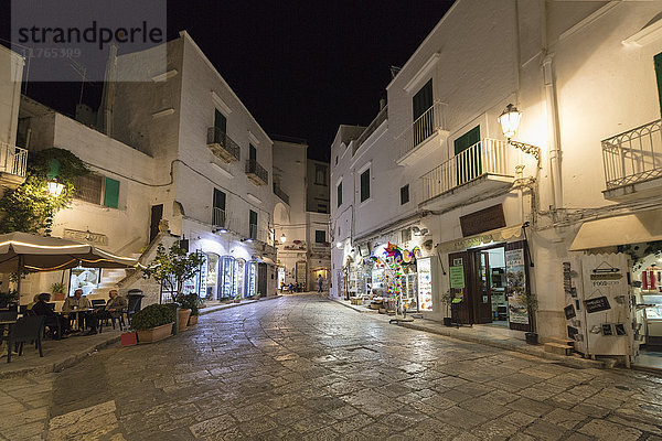 Nachtansicht der typischen Gassen der mittelalterlichen Altstadt  Ostuni  Provinz Brindisi  Apulien  Italien  Europa