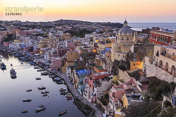 Marina Corricella  blaue Stunde nach Sonnenuntergang  Fischerdorf  bunte Häuser  Boote und Kirche  Procida  Golf von Neapel  Kampanien  Italien  Europa