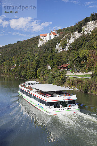 Ausflugsschiff  Burg Prunn  Riedenburg  Naturpark  Altmühltal  Bayern  Deutschland  Europa
