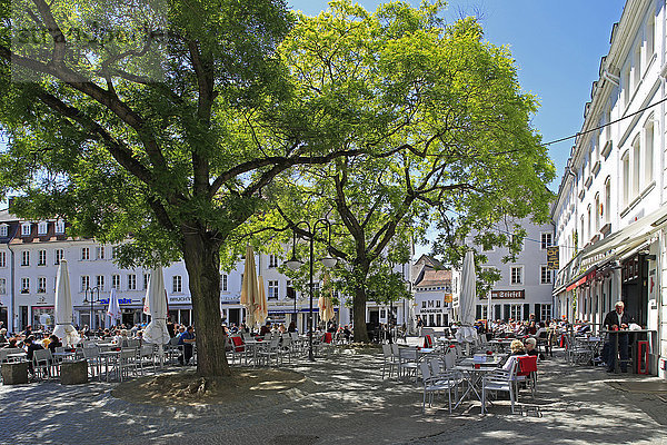 Straßencafé am St. Johanner Markt in der Altstadt  Saarbrücken  Saarland  Deutschland  Europa
