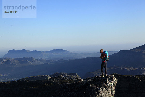 Ein Wanderer auf dem Tafelberg  Kapstadt  Südafrika  Afrika