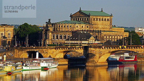 Elbe  Semperoper  Dresden  Sachsen  Deutschland  Europa