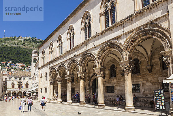 Rektorenpalast und kulturgeschichtliches Museum Straßenansicht  Dubrovnik Altstadt  Dubrovnik  Dalmatinische Küste  Kroatien  Europa