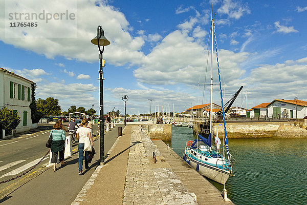 Yachthafen am Quai de La Criee im Westen des Hauptortes der Insel  Ars en Re  Ile de Re  Charente-Maritime  Frankreich  Europa