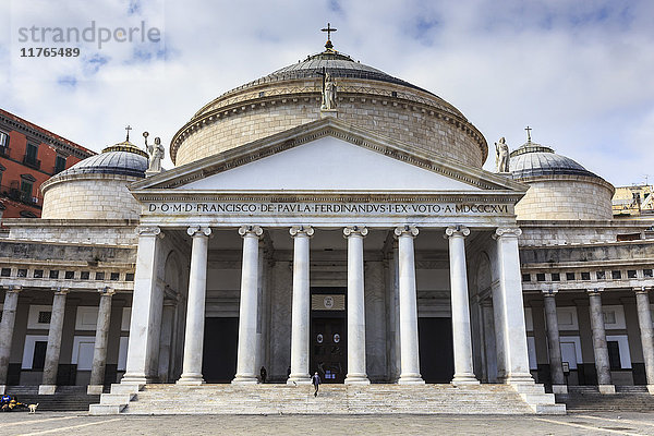 Basilica di San Francesco di Paola  auf dem gepflasterten Platz Piazza del Plebiscito  Stadt Neapel  Kampanien  Italien  Europa