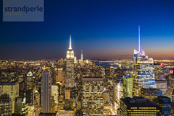 Skyline von Manhattan und Empire State Building in der Abenddämmerung  New York City  Vereinigte Staaten von Amerika  Nordamerika