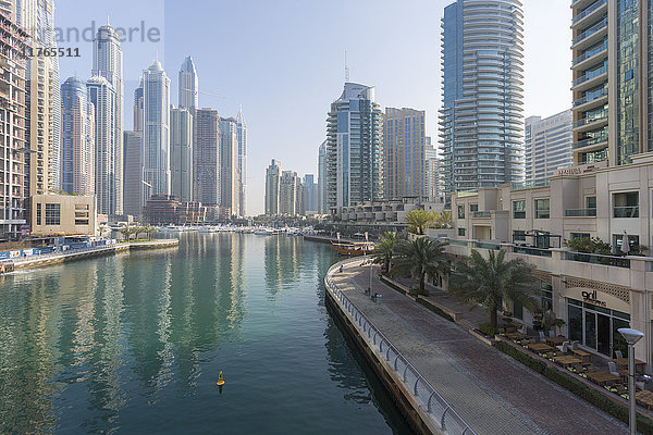 Blick auf hohe Gebäude in Dubai Marina  Dubai  Vereinigte Arabische Emirate  Naher Osten