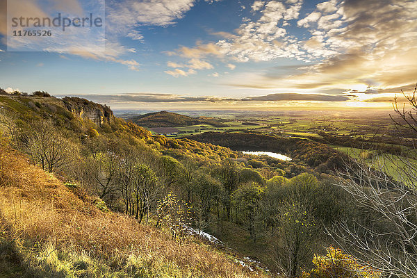 Lake Gormire und The Vale of York von Whitestone Cliffe aus  entlang des Cleveland Way  North Yorkshire  Yorkshire  England  Vereinigtes Königreich  Europa