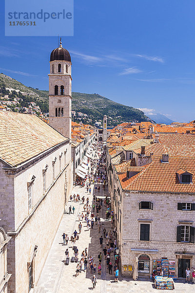 Dachansicht der Hauptstraße Placa  Stradun  Altstadt von Dubrovnik  UNESCO-Weltkulturerbe  Dubrovnik  Dalmatinische Küste  Kroatien  Europa