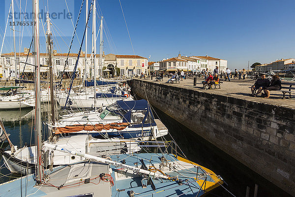 Yachten  die am Quai de Bernonville in dieser Stadt an der Nordküste festgemacht haben  Saint Martin de Re  Ile de Re  Charente-Maritime  Frankreich  Europa