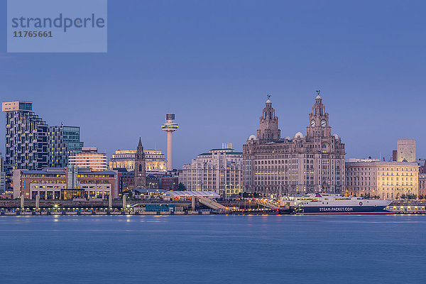 Blick über den Fluss Mersey auf die Skyline von Liverpool und die Gebäude von Liver in der Abenddämmerung  Liverpool  Merseyside  England  Vereinigtes Königreich  Europa