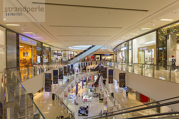Blick auf das Innere der Marina Mall  Dubai  Vereinigte Arabische Emirate  Naher Osten