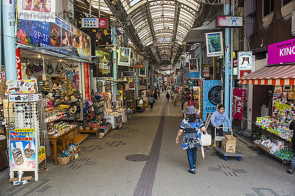 Überdachtes Einkaufszentrum  Naha  Okinawa  Japan  Asien