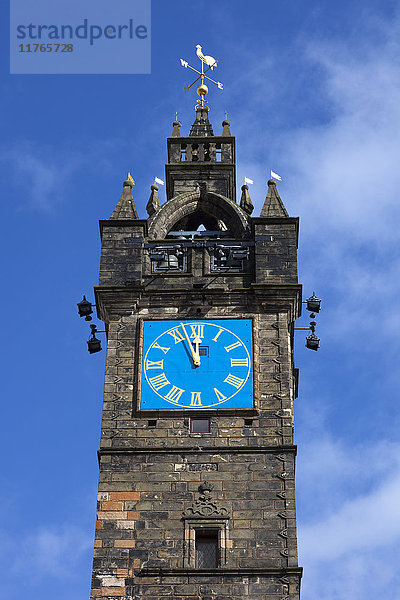 Nahaufnahme von The Tolbooth Steeple  (Clock Tower)  Glasgow Cross  Trongate  Merchant City  Glasgow  Schottland  Vereinigtes Königreich  Europa