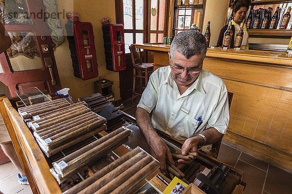 Handrollen kubanischer Zigarren in der zum UNESCO-Weltkulturerbe gehörenden Stadt Trinidad  Kuba  Westindien  Karibik  Mittelamerika