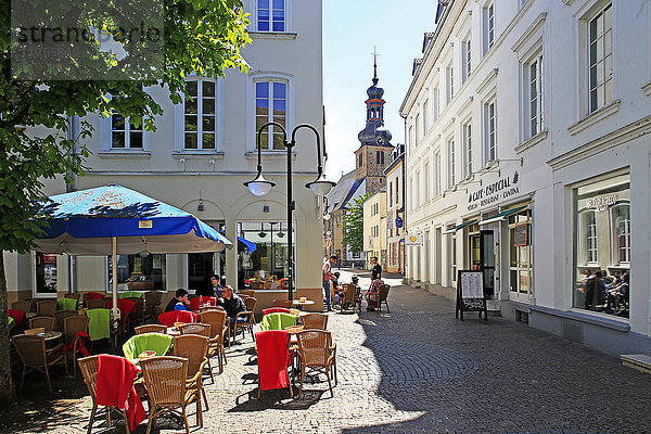 Straßencafé am St. Johanner Markt in der Altstadt  Saarbrücken  Saarland  Deutschland  Europa
