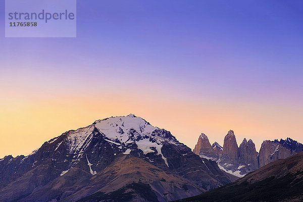 Die Granittürme der Torres del Paine und das Zentralmassiv im Herzen des Parks  Nationalpark Torres del Paine  Patagonien  Chile  Südamerika