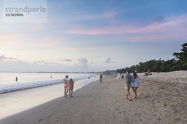 Sonnenuntergang über dem Strand von Jimbaran  Bali  Indonesien  Südostasien  Asien