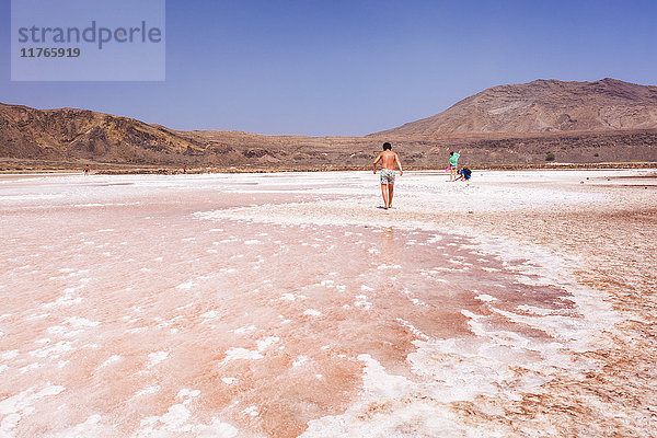 Touristen bei der Besichtigung der stillgelegten Salzpfannen von Pedra De Lume  Pedra di Lumi  Insel Sal  Kap Verde  Atlantik  Afrika