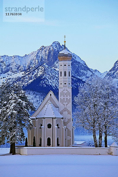 Kirche St. Coloman und Tannheimer Alpen bei Schwangau  Allgäu  Bayern  Deutschland  Europa