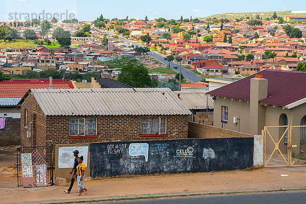 Das sich verändernde Gesicht von Soweto mit den ursprünglichen Häusern im Vordergrund und den wohlhabenderen Vororten im Hintergrund  Soweto  Johannesburg  Südafrika  Afrika