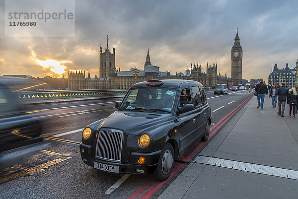 Sonnenuntergang über einem Taxi und Big Ben auf der Westminster Bridge  London  England  Vereinigtes Königreich  Europa