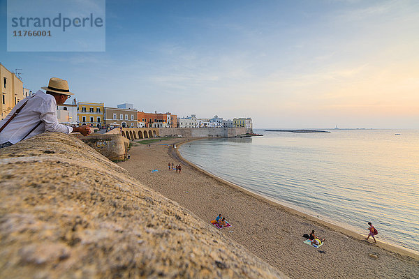 Sonnenuntergang umrahmt den Strand und das türkisfarbene Meer  Gallipoli  Provinz Lecce  Apulien  Italien  Europa
