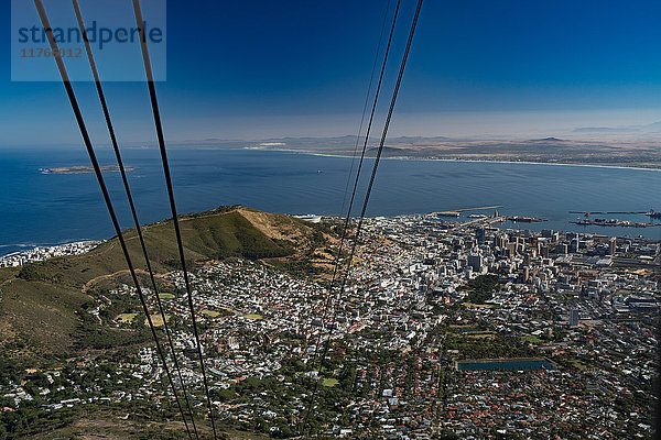 Blick vom Gipfel des Tafelbergs über die Tafelbucht  von der Seilbahn aus  Kapstadt  Südafrika  Afrika