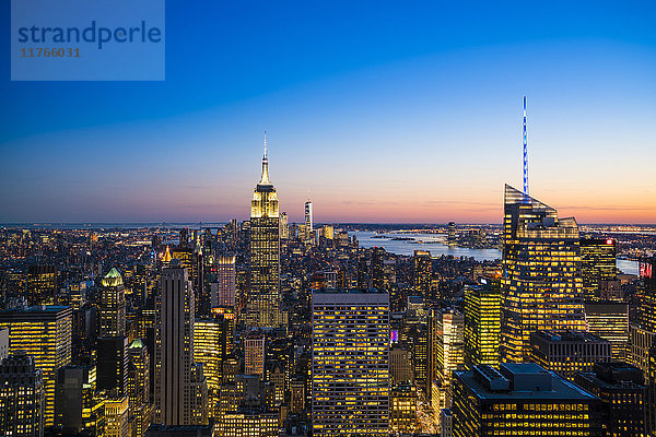 Skyline von Manhattan und Empire State Building in der Abenddämmerung  New York City  Vereinigte Staaten von Amerika  Nordamerika