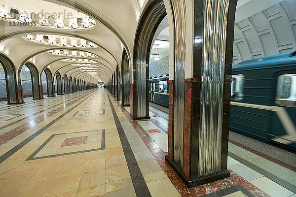 Innenansicht einer Moskauer U-Bahn-Station  Moskau  Russland  Europa