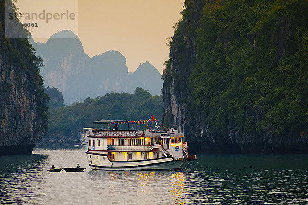 Boote in der Halong-Bucht  UNESCO-Welterbe  Vietnam  Indochina  Südostasien  Asien