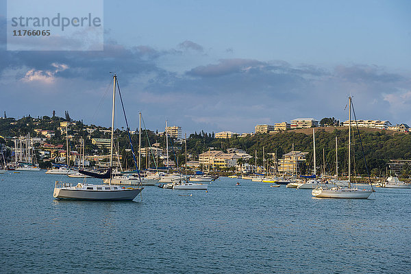 Kleine Boote im Magenta Port Sud  Bucht  Noumea  Neukaledonien  Pazifik