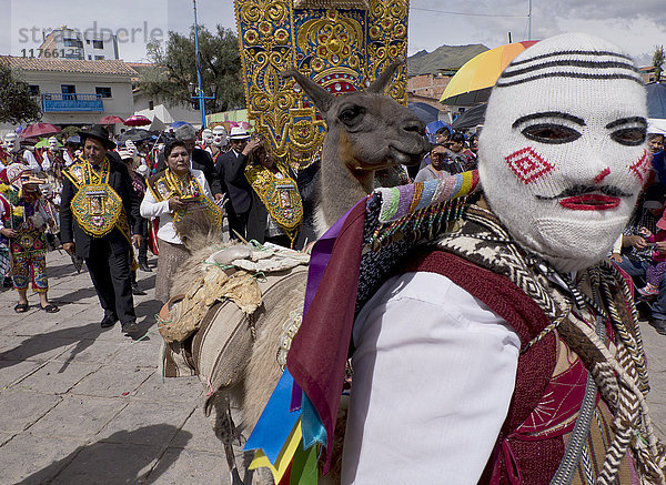Tänzer und Publikum bei der San Jacinto Fiesta in Cusco  Peru  Südamerika