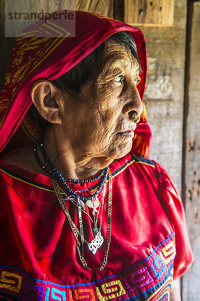 Nahaufnahme einer traditionell gekleideten Kuna-Indianerin  Achutupu  San Blas Inseln  Kuna Yala  Panama  Mittelamerika