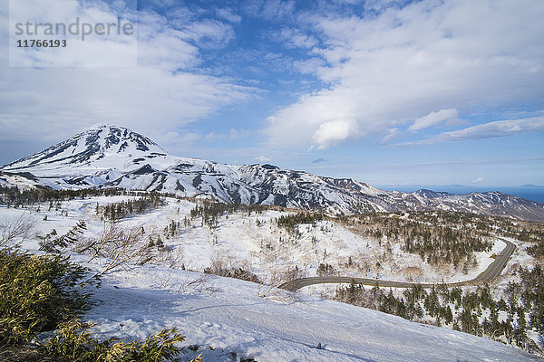 Schneebedeckte Berge im Shiretoko-Nationalpark  UNESCO-Welterbe  Hokkaido  Japan  Asien