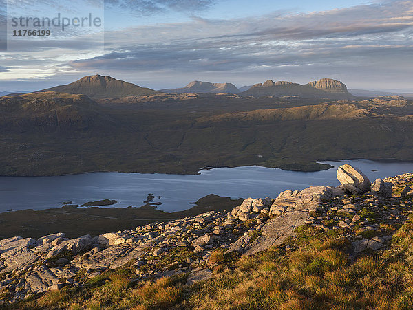 Blick auf die Berge von Assynt von den Hängen von Quinag  Sutherland  Highlands  Schottland  Vereinigtes Königreich  Europa