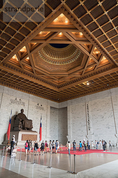 Ein Soldat steht Wache und Touristen wandern vor der großen sitzenden Statue von Chiang Kai-shek  Chiang Kai-shek Memorial Hall  Taipeh  Taiwan  Asien