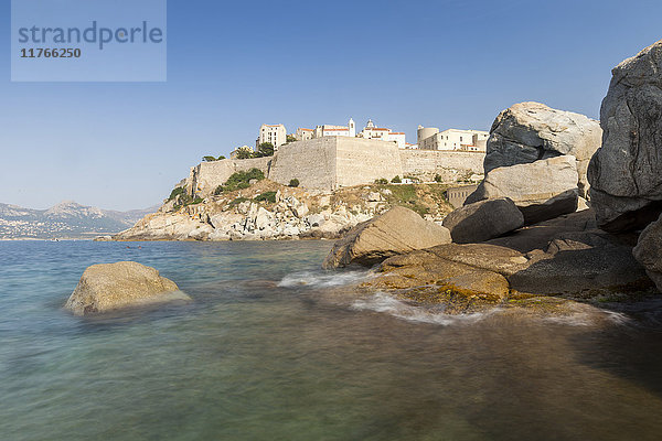 Die alte befestigte Zitadelle auf dem Vorgebirge  umgeben vom klaren Meer  Calvi  Region Balagne  Korsika  Frankreich  Mittelmeer  Europa