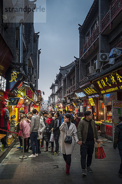 Straßenessen in Jinan  Provinz Shandong  China  Asien