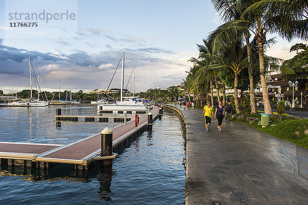 Wasserfront von Papeete bei Sonnenuntergang  Tahiti  Gesellschaftsinseln  Französisch-Polynesien  Pazifik