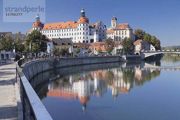 Donaukai  Schloss Neuburg Residenzschloss  Neuburg an der Donau  Bayern  Deutschland  Europa