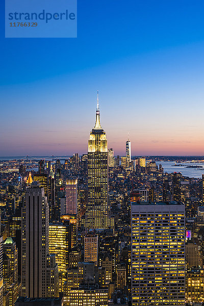 Skyline von Manhattan und Empire State Building in der Abenddämmerung  New York City  Vereinigte Staaten von Amerika  Nordamerika