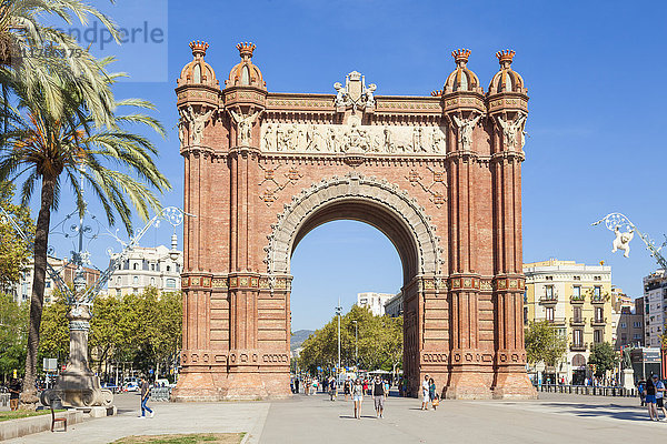 Der Arc de Triomf (Triumphbogen) aus rotem Backstein (Arco de Triunfo)  Barcelona  Katalonien (Catalunya)  Spanien  Europa
