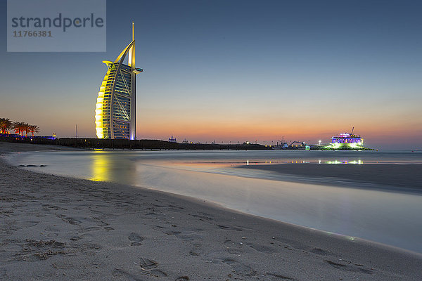 Burj Al Arab Hotel nach Sonnenuntergang am Jumeirah Beach  Dubai  Vereinigte Arabische Emirate  Naher Osten