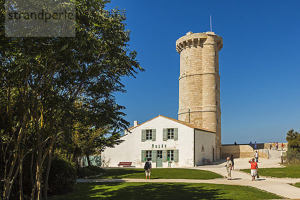 Der alte Phare des Baleines (Leuchtturm der Wale) aus dem Jahr 1682 und Museum  Westspitze der Insel  Ile de Re  Charente-Maritime  Frankreich  Europa